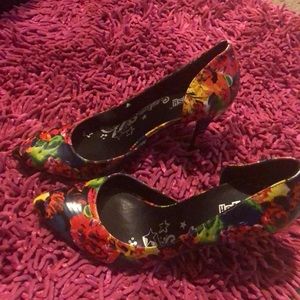 size 7 colorful pumps. Barely worn. Graffiti